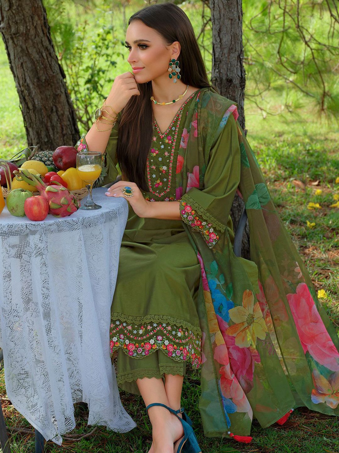 Women Floral Embroidered Thread Work Liva Kurta with Trousers & With Dupatta