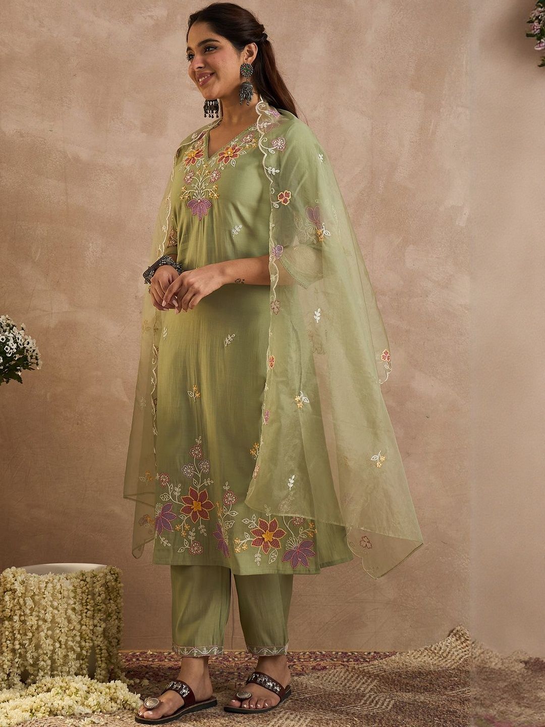 Floral Embroidered Straight Thread Work Kurta With Trousers & Dupatta
