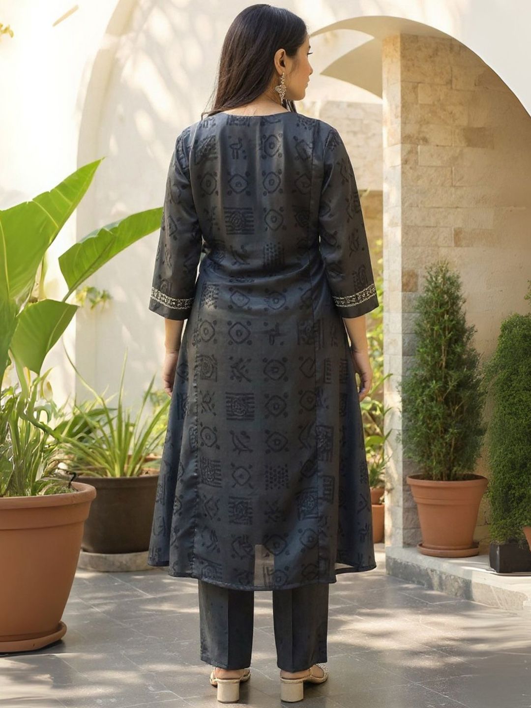 Women Geometric Printed Kurta with Trousers