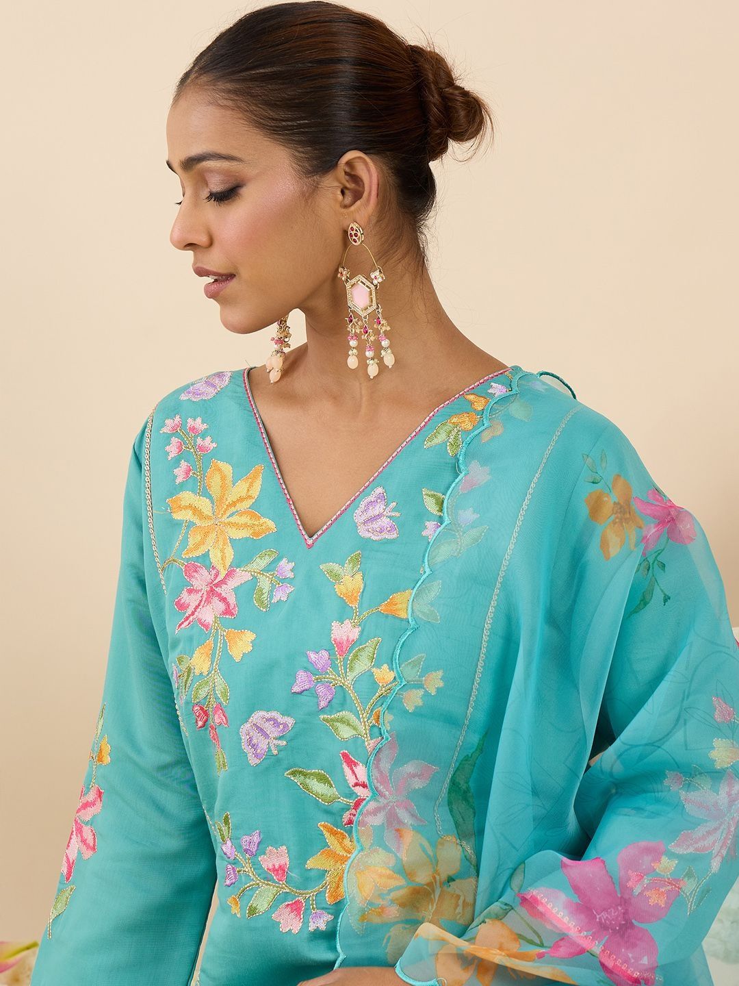Women Floral Embroidered Regular Thread Work Kurta with Trousers & With Dupatta