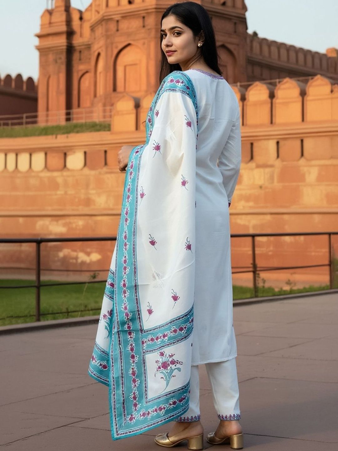 Women Embroidered Thread Work Pure Cotton Kurta with Trousers & With Dupatta