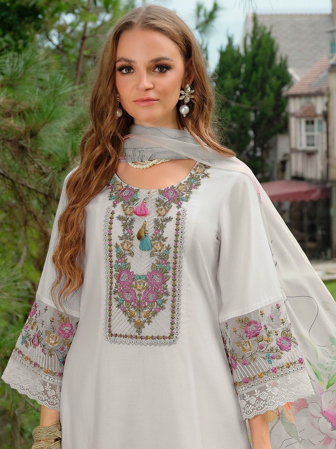 Women Floral Embroidered Regular Thread Work Liva Kurta with Trousers & With Dupatta