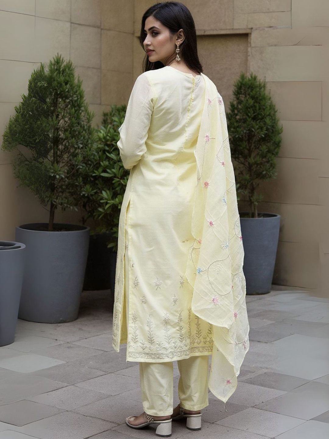 Women Floral Embroidered Thread Work Pure Cotton Kurta with Trousers & Dupatta