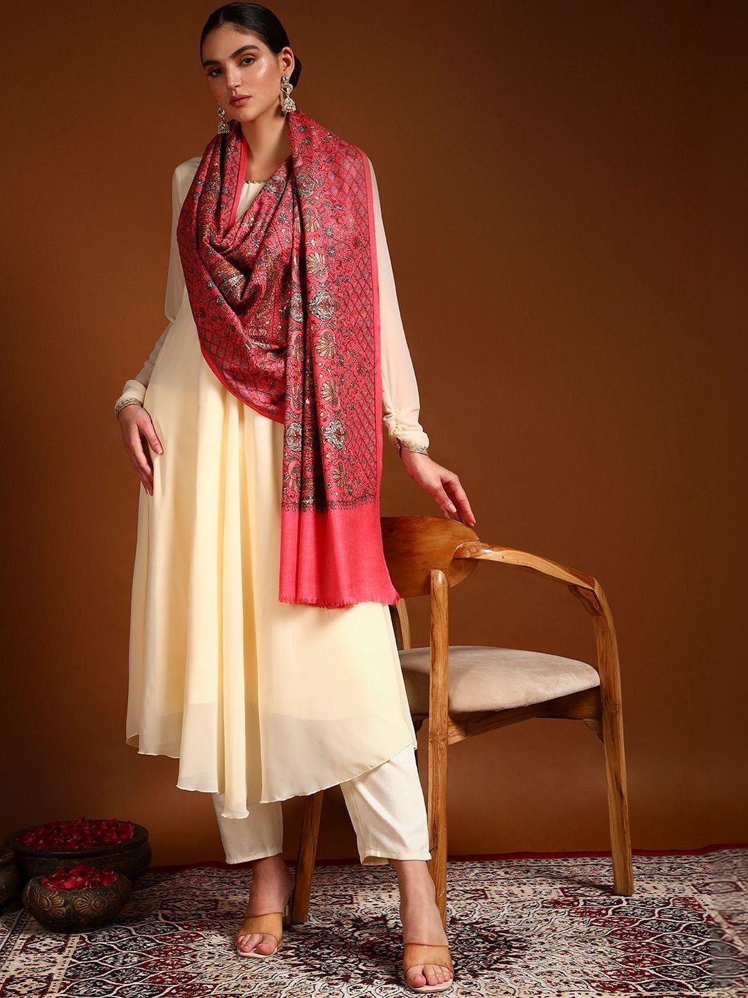 Dhiyona PA Women Floral Embroidered Shawl