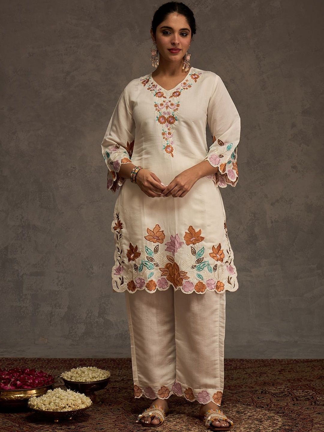 Women Floral Embroidered Regular Thread Work Kurta with Trousers & With Dupatta