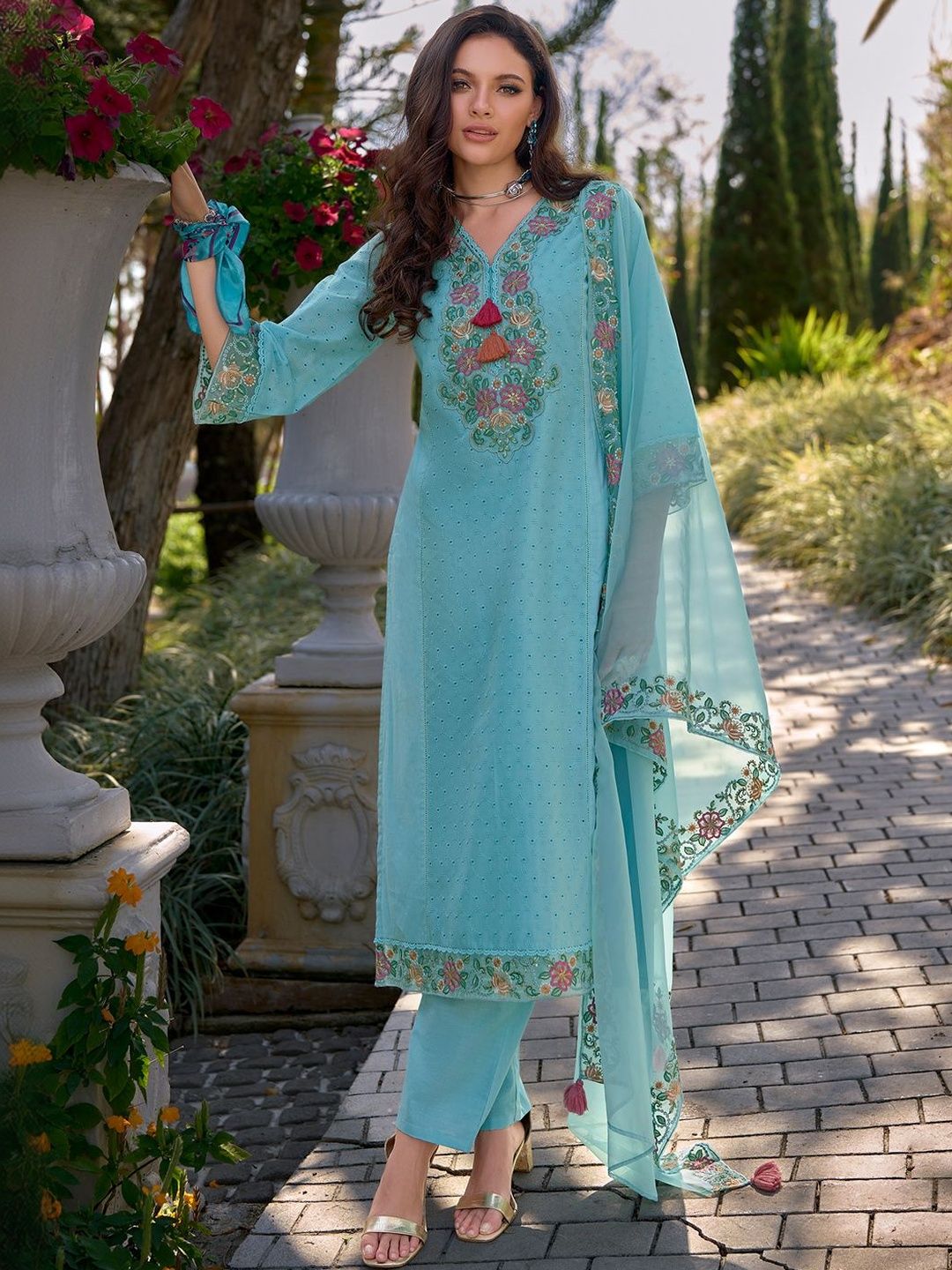 Women Floral Embroidered Regular Thread Work Pure Cotton Kurta with Trousers & With Dupatta