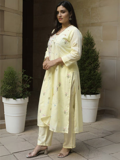 Women Floral Embroidered Thread Work Pure Cotton Kurta with Trousers & Dupatta