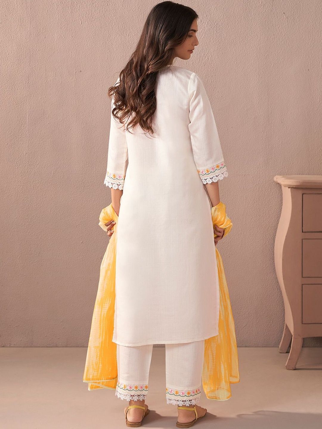 Women Floral Embroidered Regular Thread Work Kurta with Trousers & With Dupatta