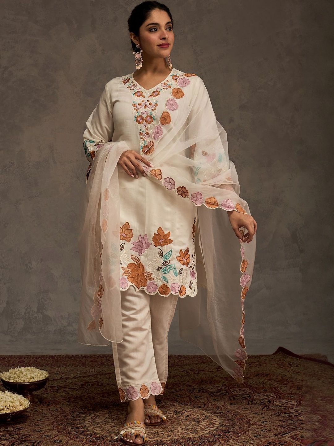 Women Floral Embroidered Regular Thread Work Kurta with Trousers & With Dupatta