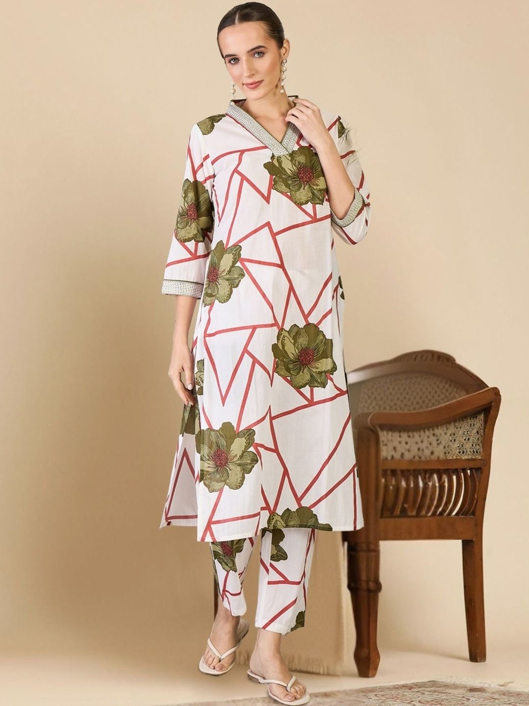 Dhiyona IE Women Floral Printed Regular Pure Cotton Kurta with Trousers