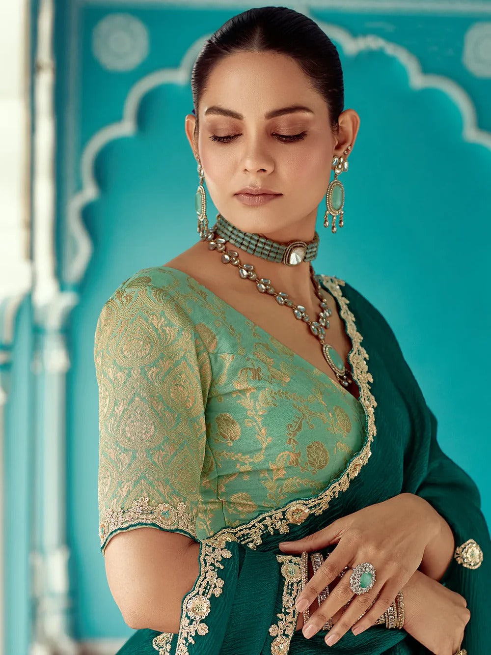 Dhiyona KM Women Premium Green Organza Wedding Saree With Crush Fabric & Embroidered Border