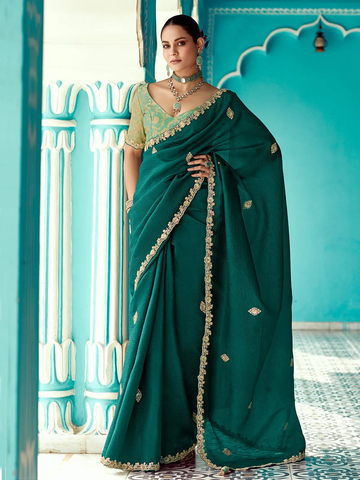 Dhiyona KM Women Premium Green Organza Wedding Saree With Crush Fabric & Embroidered Border