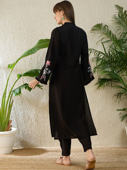 Dhiyona IE Embroidered V-Neck Three-Quarter Sleeves Tunic And Trousers