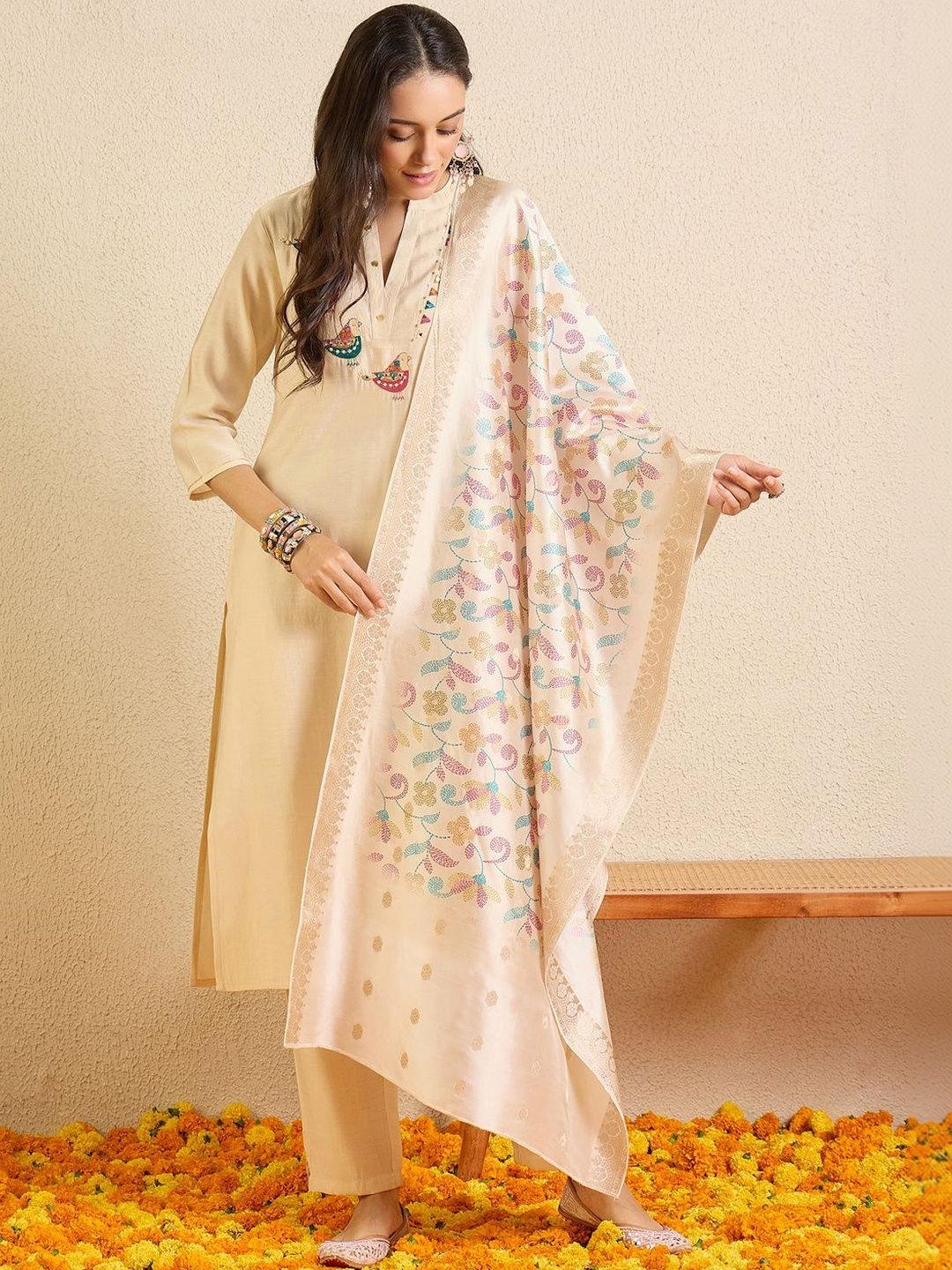 Women Floral Embroidered Regular Thread Work Kurta with Trousers & With Dupatta