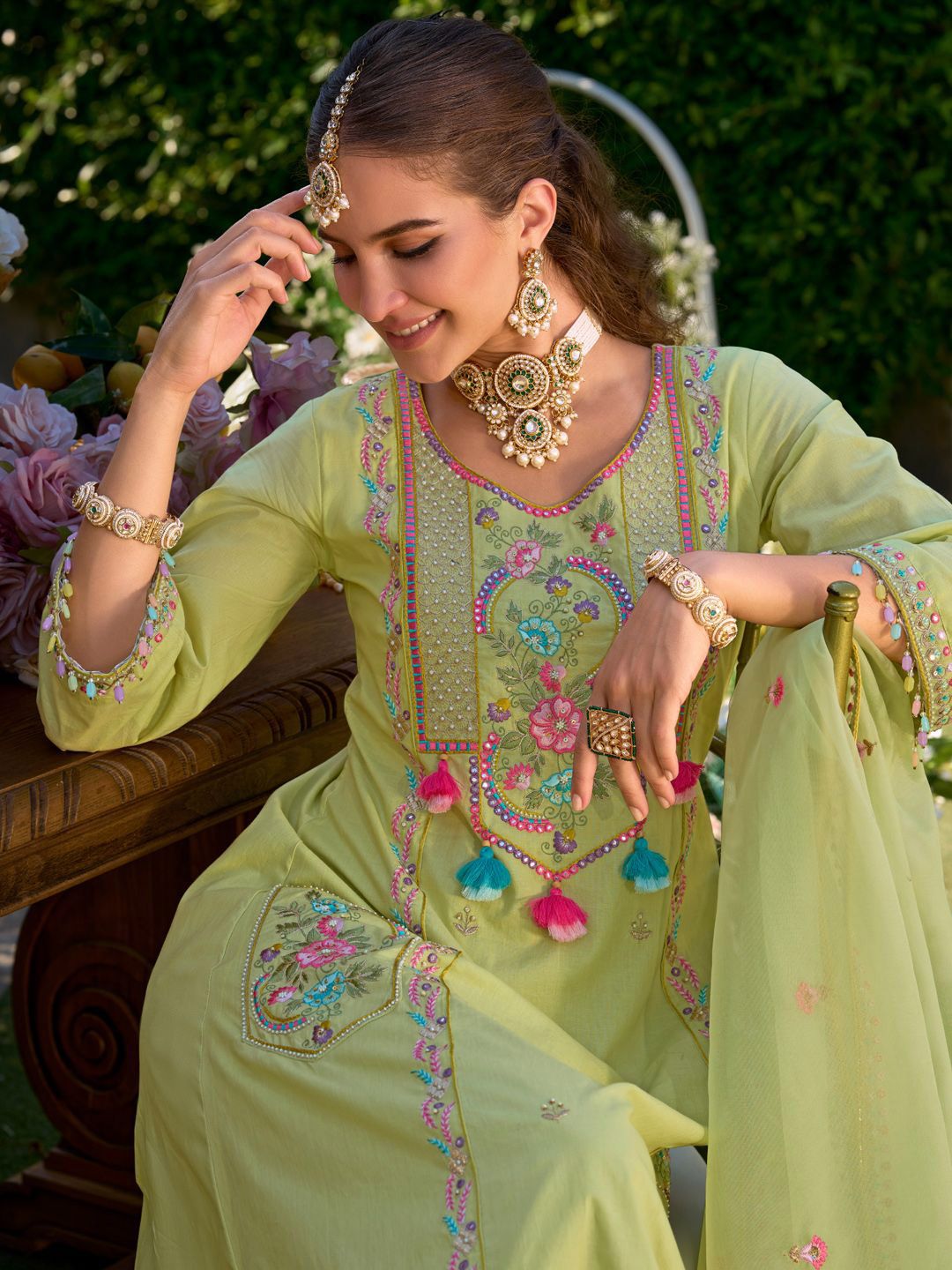 Women Floral Embroidered Regular Thread Work Kurta with Trousers & With Dupatta