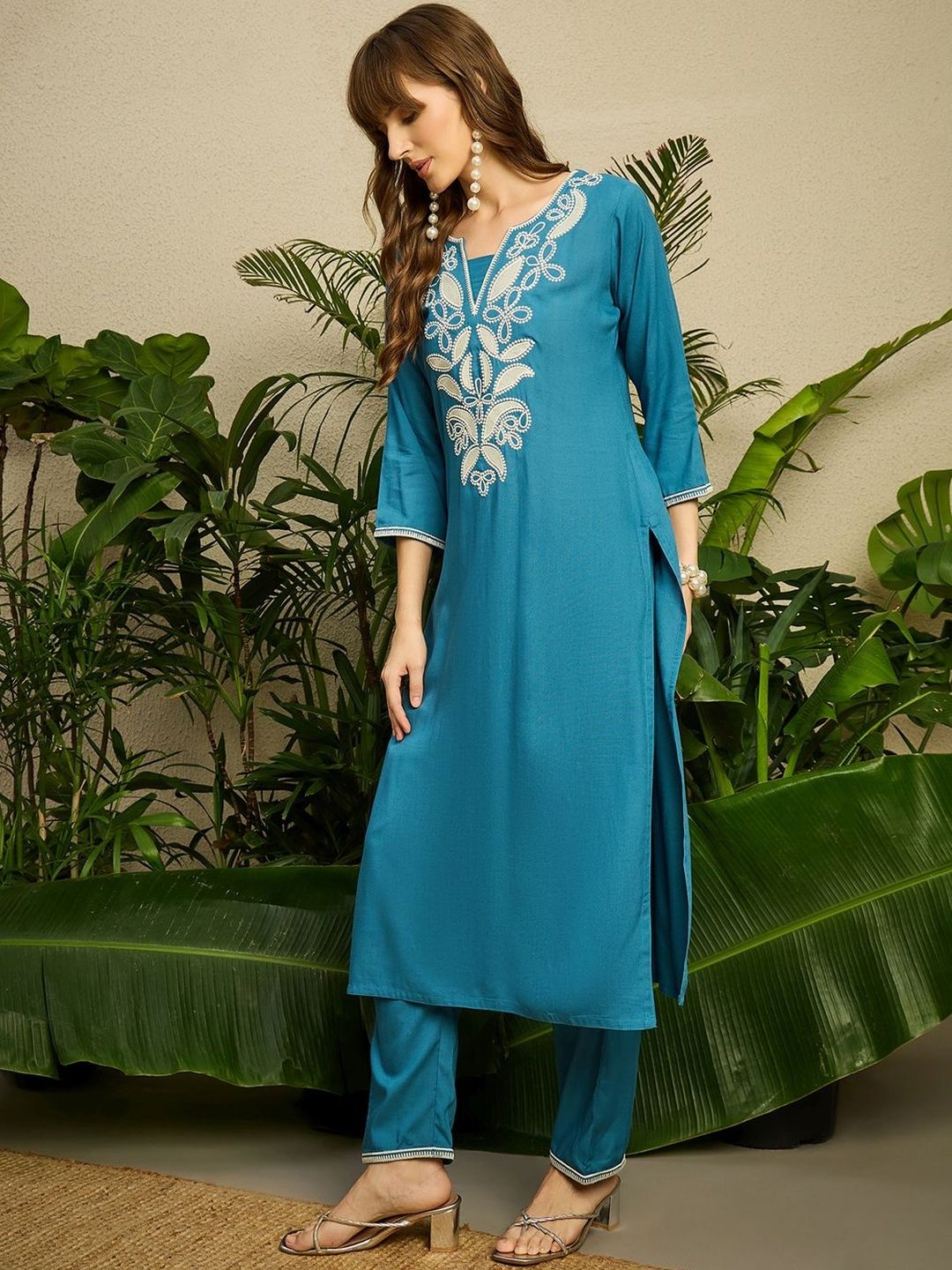 Women Ethnic Motifs Embroidered Thread Work Straight Kurta With Trousers