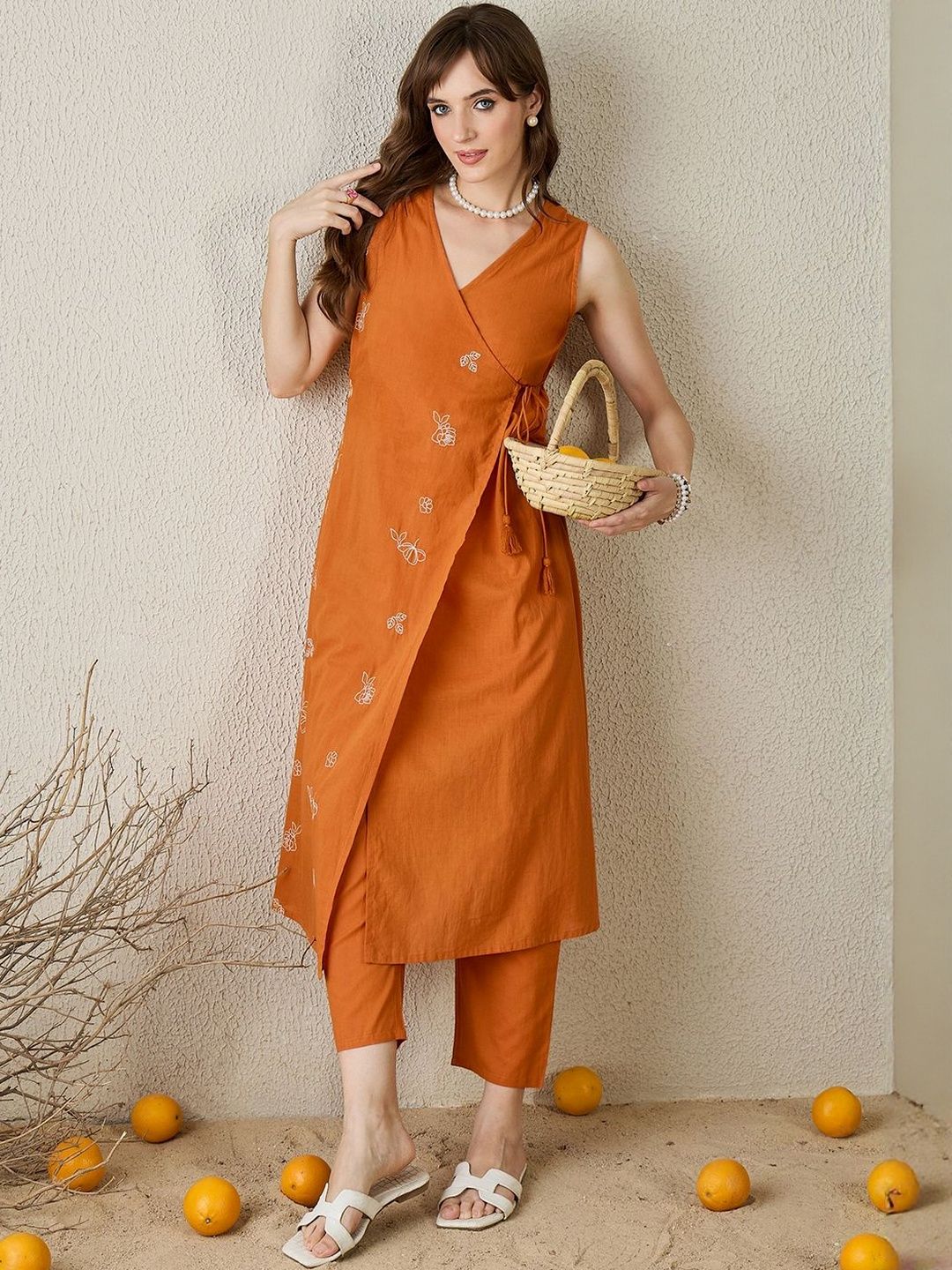 Women Floral Embroidered Pure Cotton Kurta with Trousers