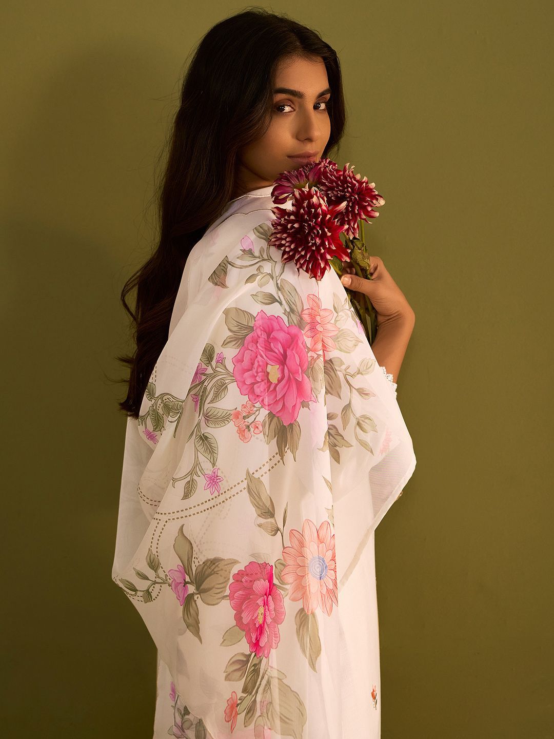 Dhiyona IE Women Floral Embroidered Regular Thread Work Kurta with Trousers & With Dupatta