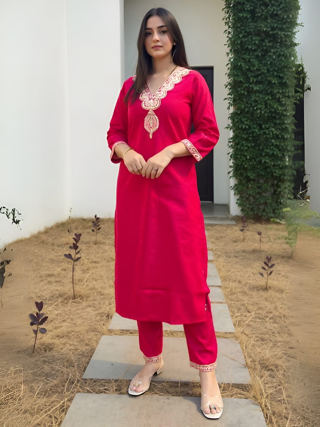 Dhiyona IE Ethnic Motifs Embroidered Straight Tunic & Trouser Co-Ords Set