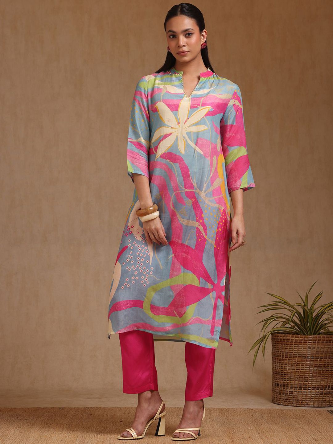 Dhiyona SO Women's Women Floral Printed Regular Beads and Stones Kurta with Trousers