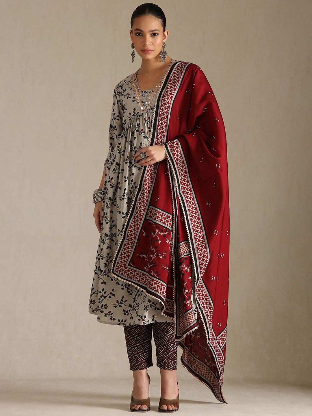 Dhiyona SO Women's Women Floral Printed Sequinned V-Neck Kurta with Trousers & With Dupatta