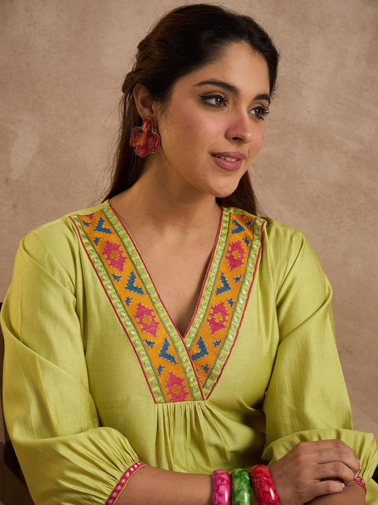 Women Ethnic Motifs Embroidered Thread Work Liva Kurta with Trousers