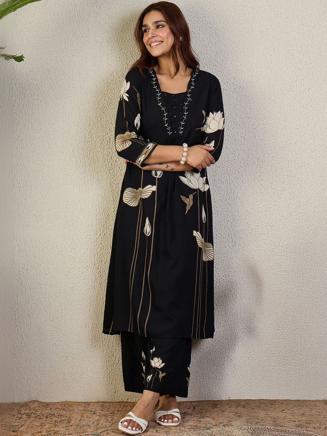 Women Floral Printed Regular Thread Work Kurta with Trousers