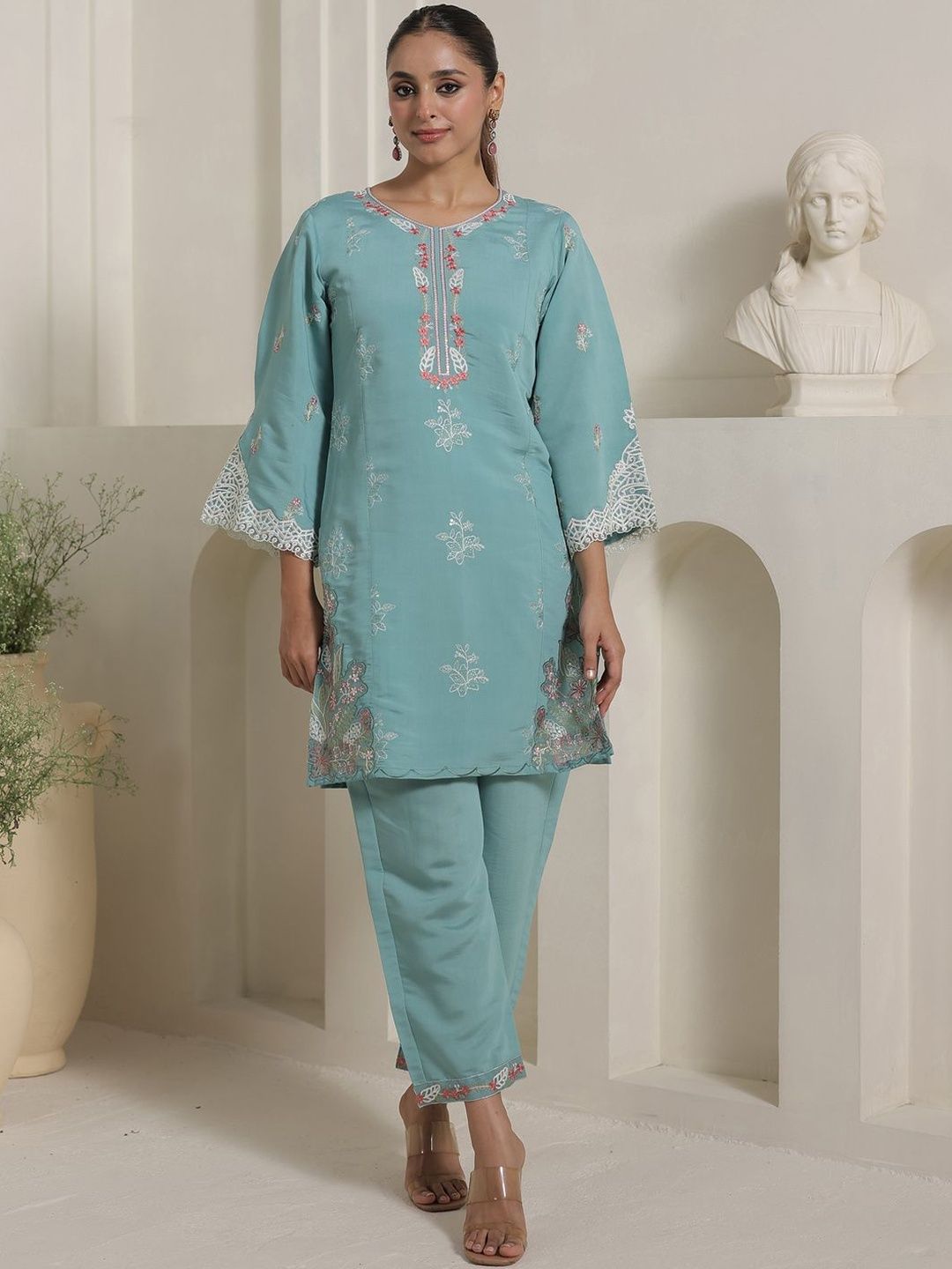 Women Floral Embroidered Kurta with Trousers