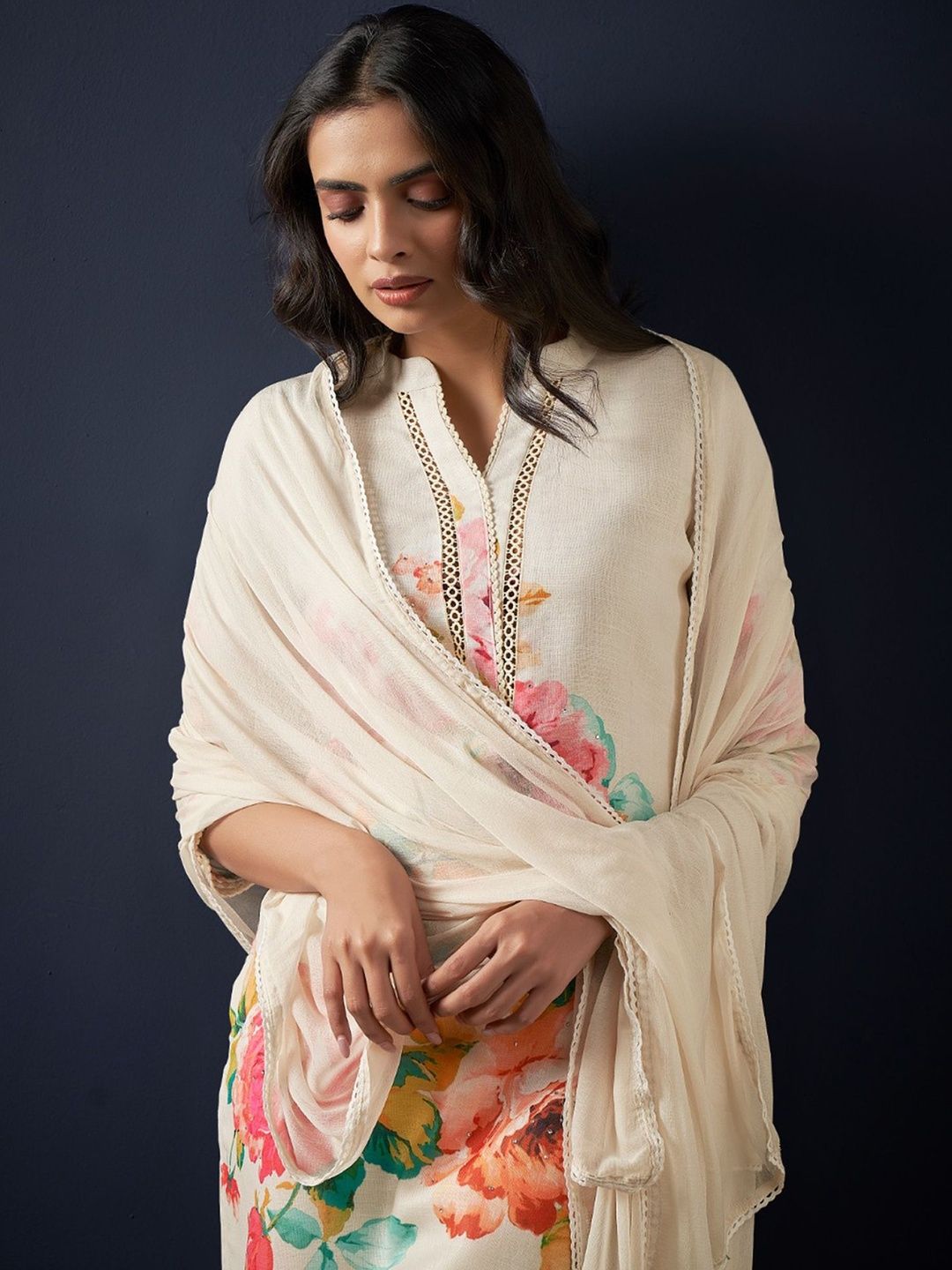 Dhiyona IE Women Floral Printed Regular Linen Kurta with Trousers & With Dupatta