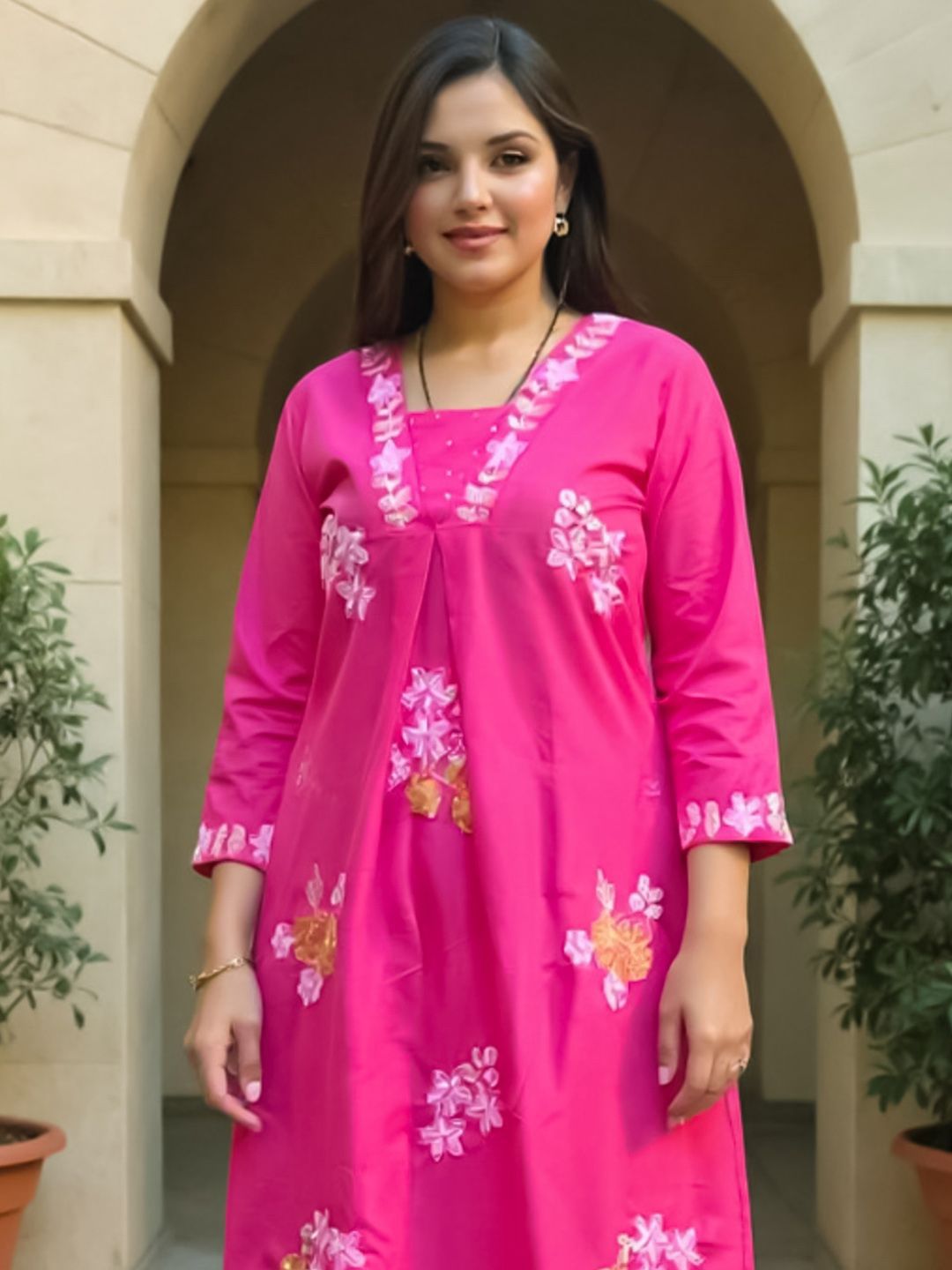 Women Floral Embroidered Pure Cotton Kurta with Trouser