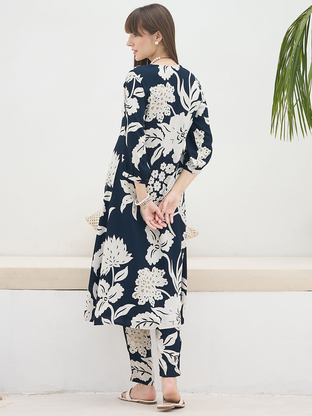 Women Floral Printed Regular Kurta with Trousers