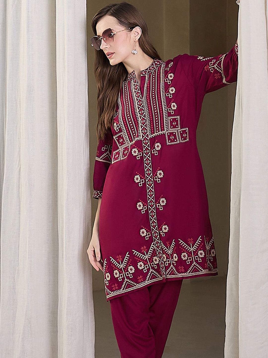 Women Ethnic Motifs Embroidered Thread Work Kurta With Trousers Kurta Sets