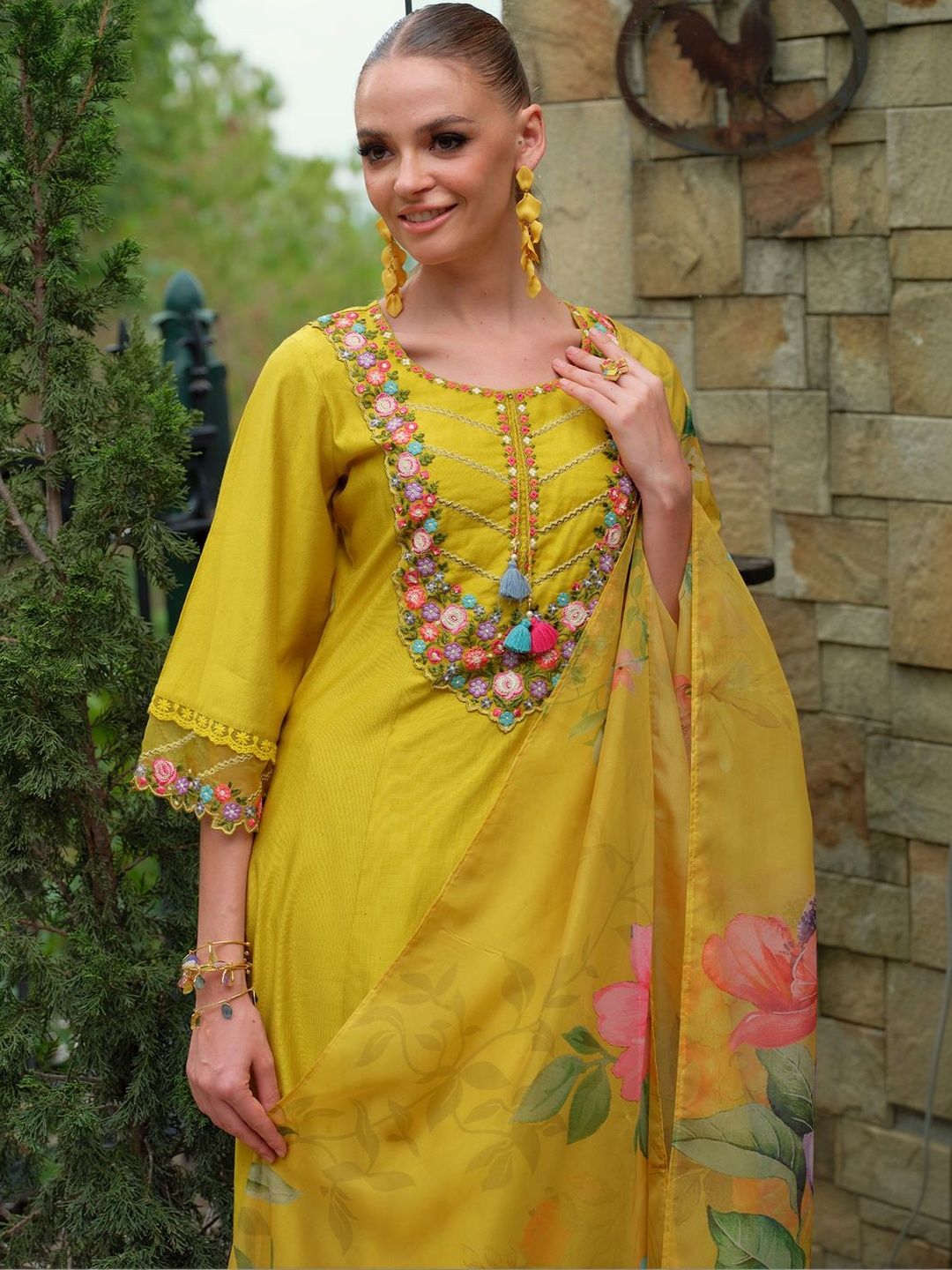 Women Floral Embroidered Regular Beads and Stones Liva Kurta with Trousers & With Dupatta