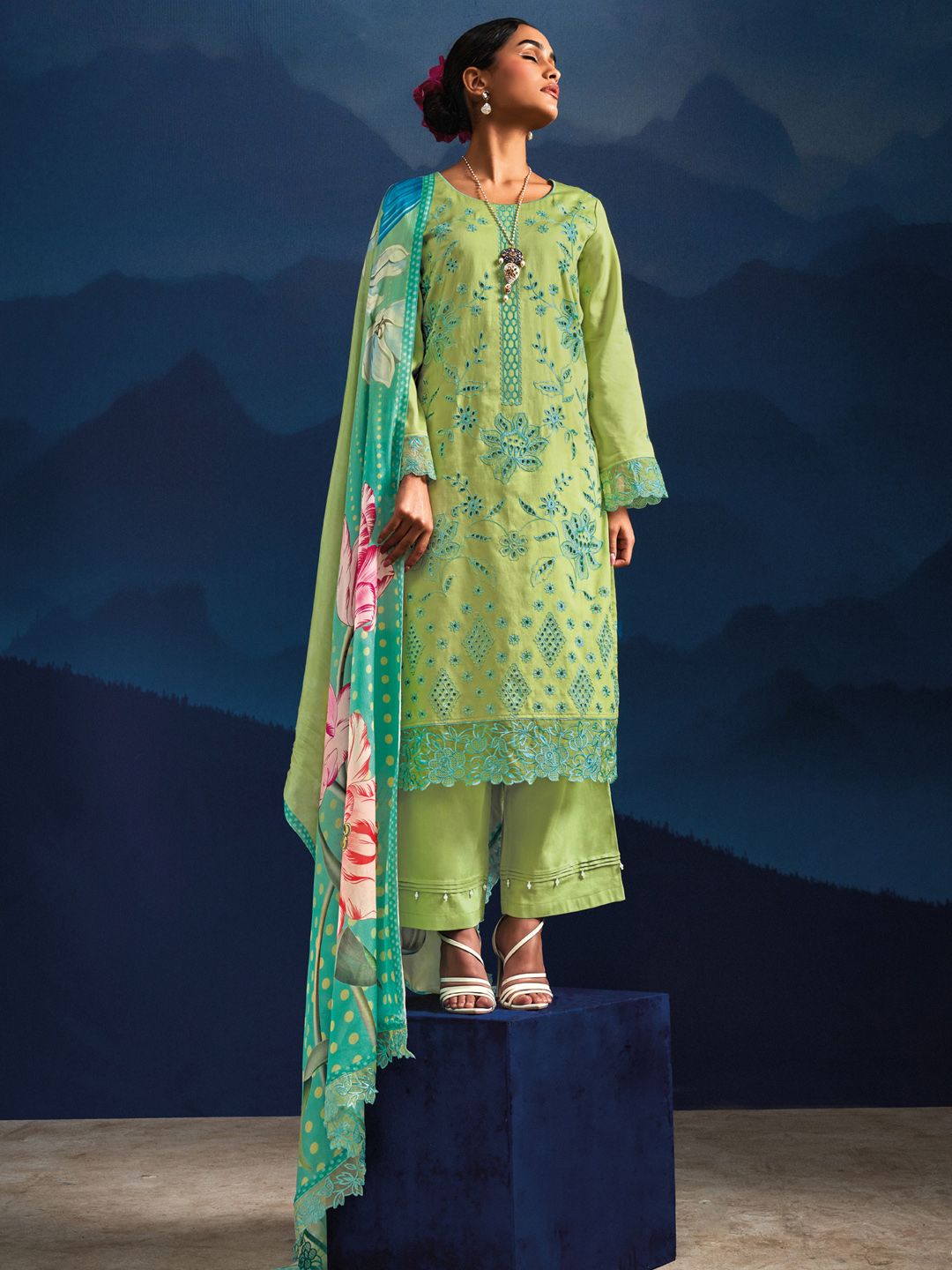 Women Floral Embroidered Regular Thread Work Kurta with Trousers & With Dupatta