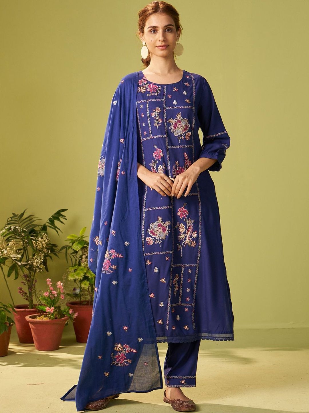 Dhiyona IE Women Floral Embroidered Thread Work Kurt Trousers & With Dupatta Kurta Sets
