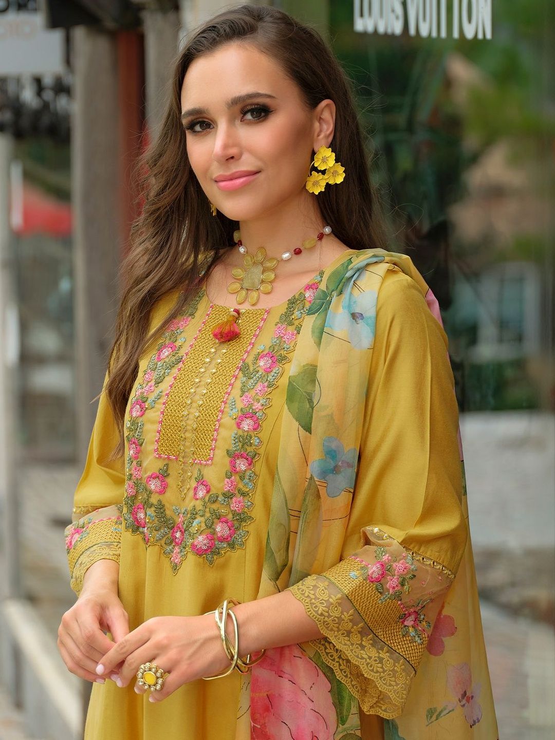 Women Floral Embroidered Regular Thread Work Kurta with Trousers & With Dupatta