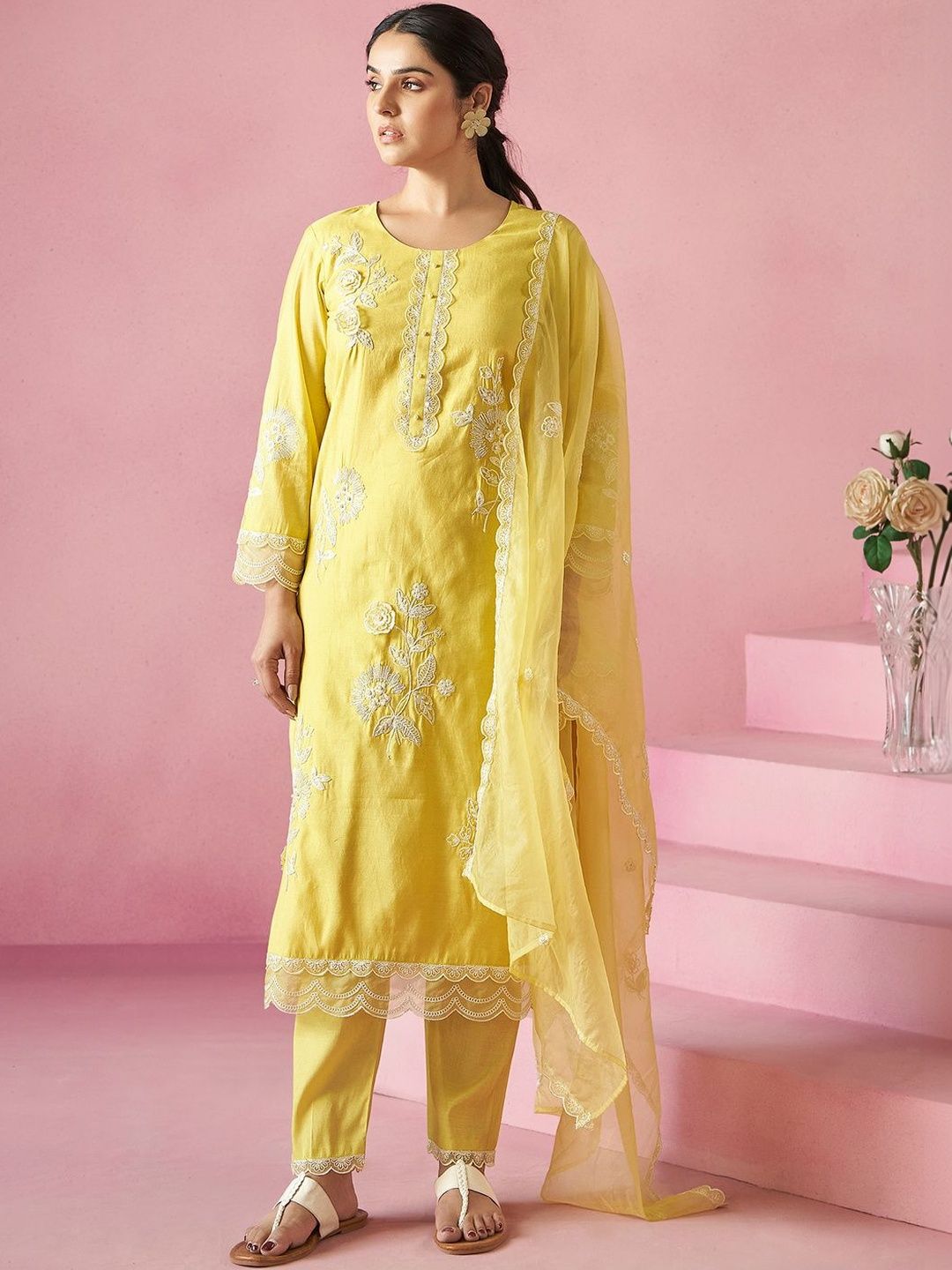 Women Floral Embroidered Regular Thread Work Kurta with Trousers & With Dupatta