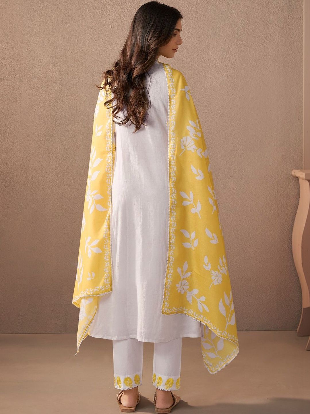 Women Floral Embroidered Regular Thread Work Pure Cotton Kurta with Trousers & With Dupatta