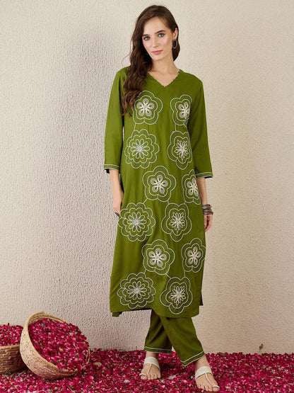 Women Floral Embroidered Kurta with Trousers