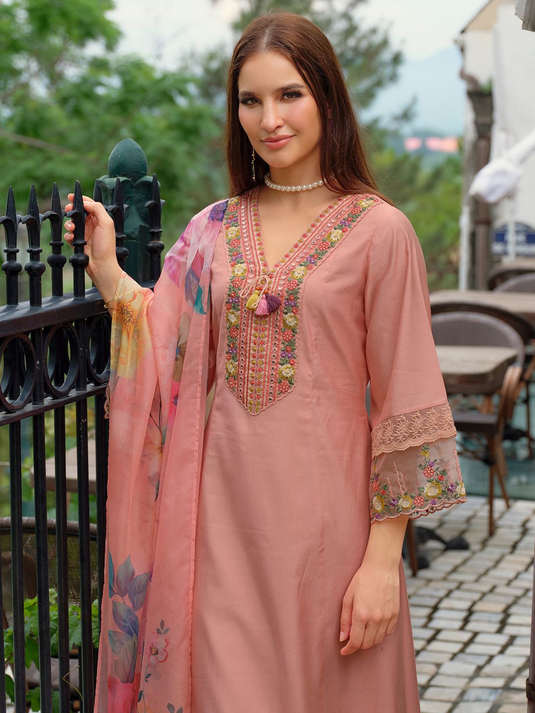 Women Floral Embroidered Regular Thread Work Kurta with Trousers & With Dupatta