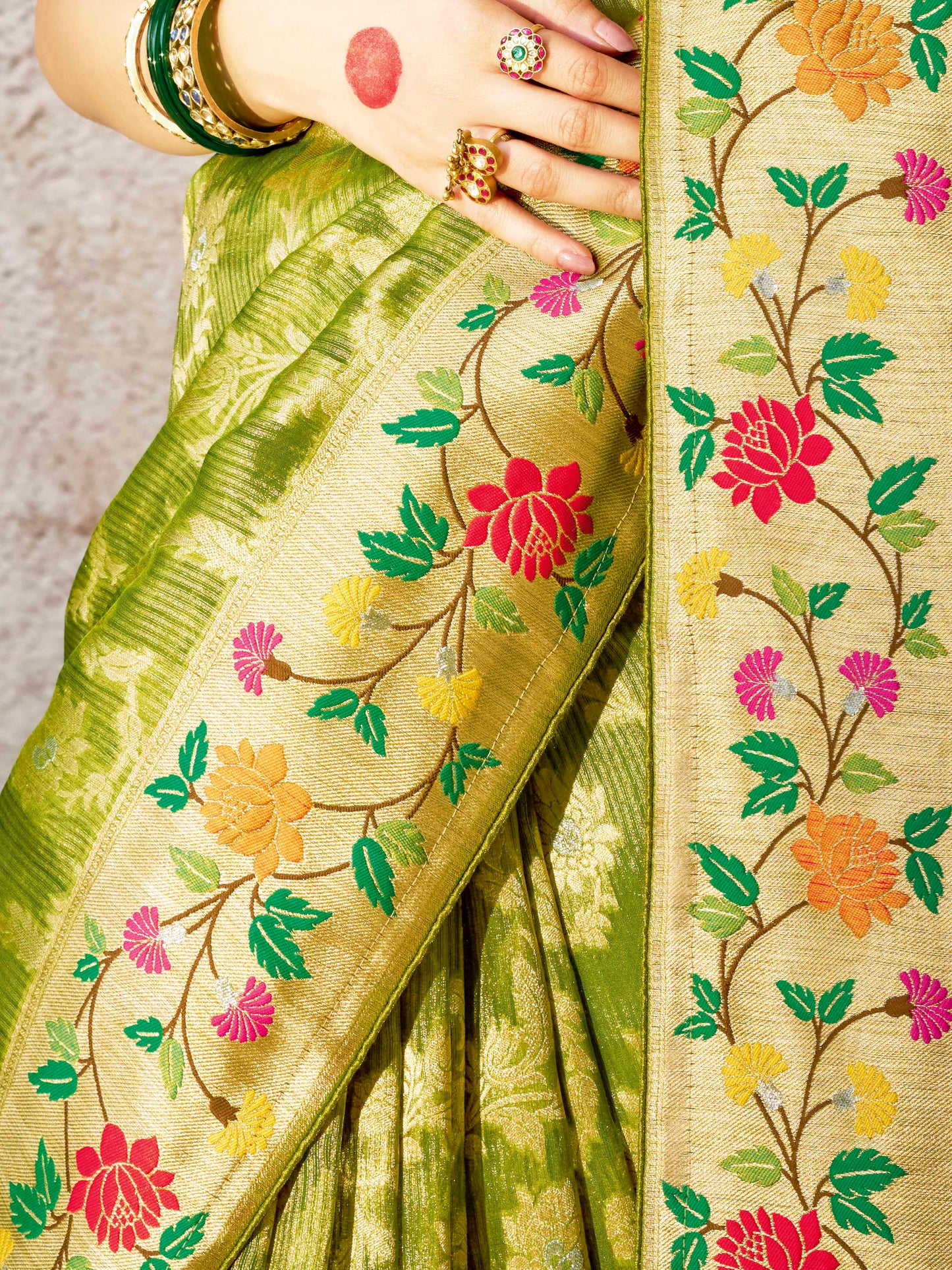 Dhiyona KM Women Traditional Green Jacquard Banarasi Silk Saree With Contrast Red Blouse