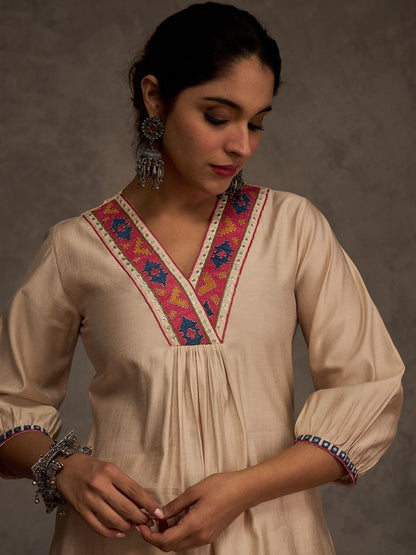 Women Ethnic Motifs Embroidered Regular Thread Work Liva Kurta with Trousers