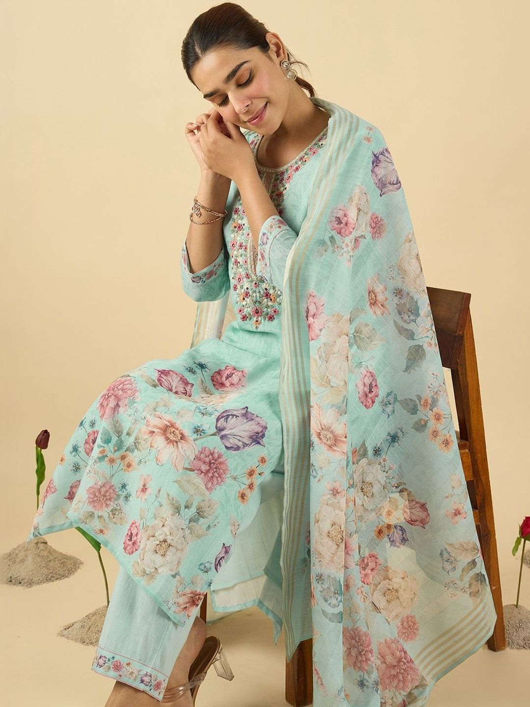 Women Floral Embroidered Regular Thread Work Linen Kurta with Trousers & With Dupatta