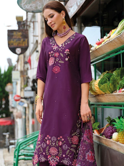 Women Floral Embroidered Regular Thread Work Liva Kurta with Trousers & With Dupatta