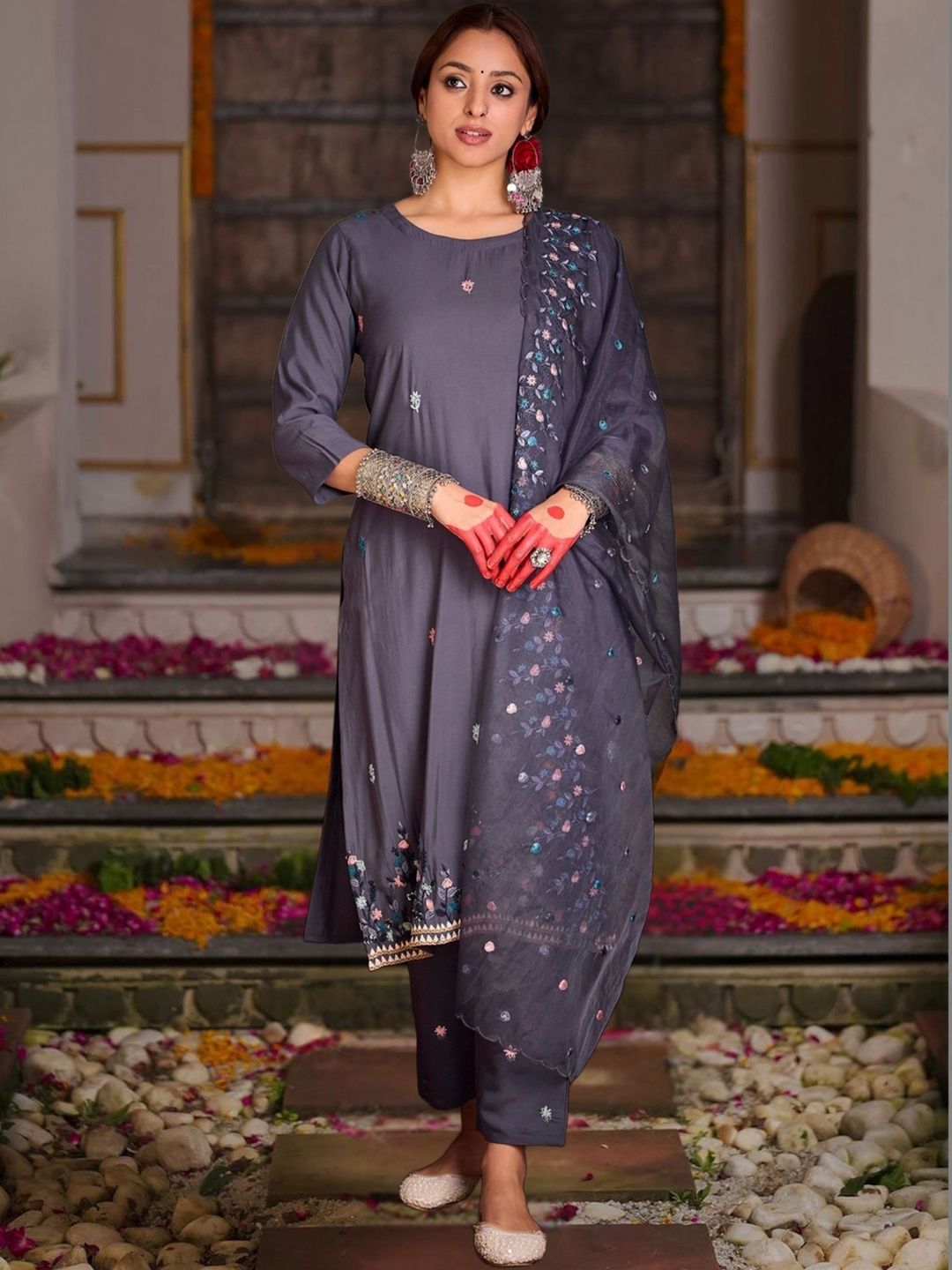Dhiyona IE Women Floral Embroidered Regular Thread Work Kurta with Trousers & With Dupatta