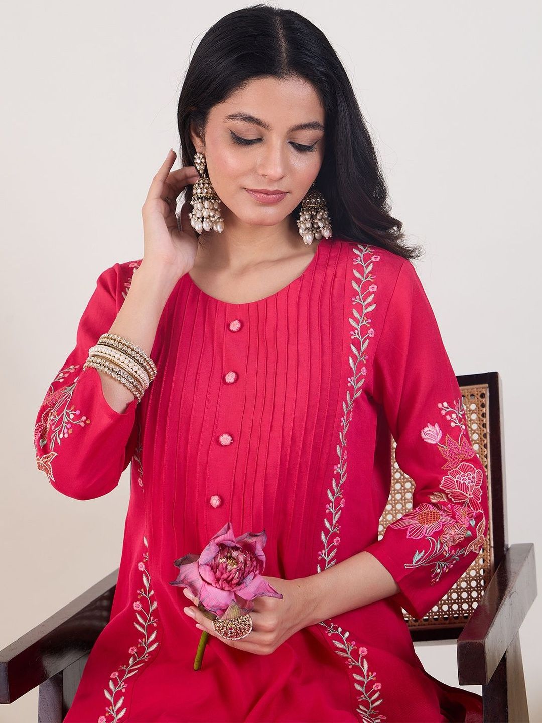 Dhiyona IE Floral Embroidered Round Neck Thread Work Straight Kurta with Trousers