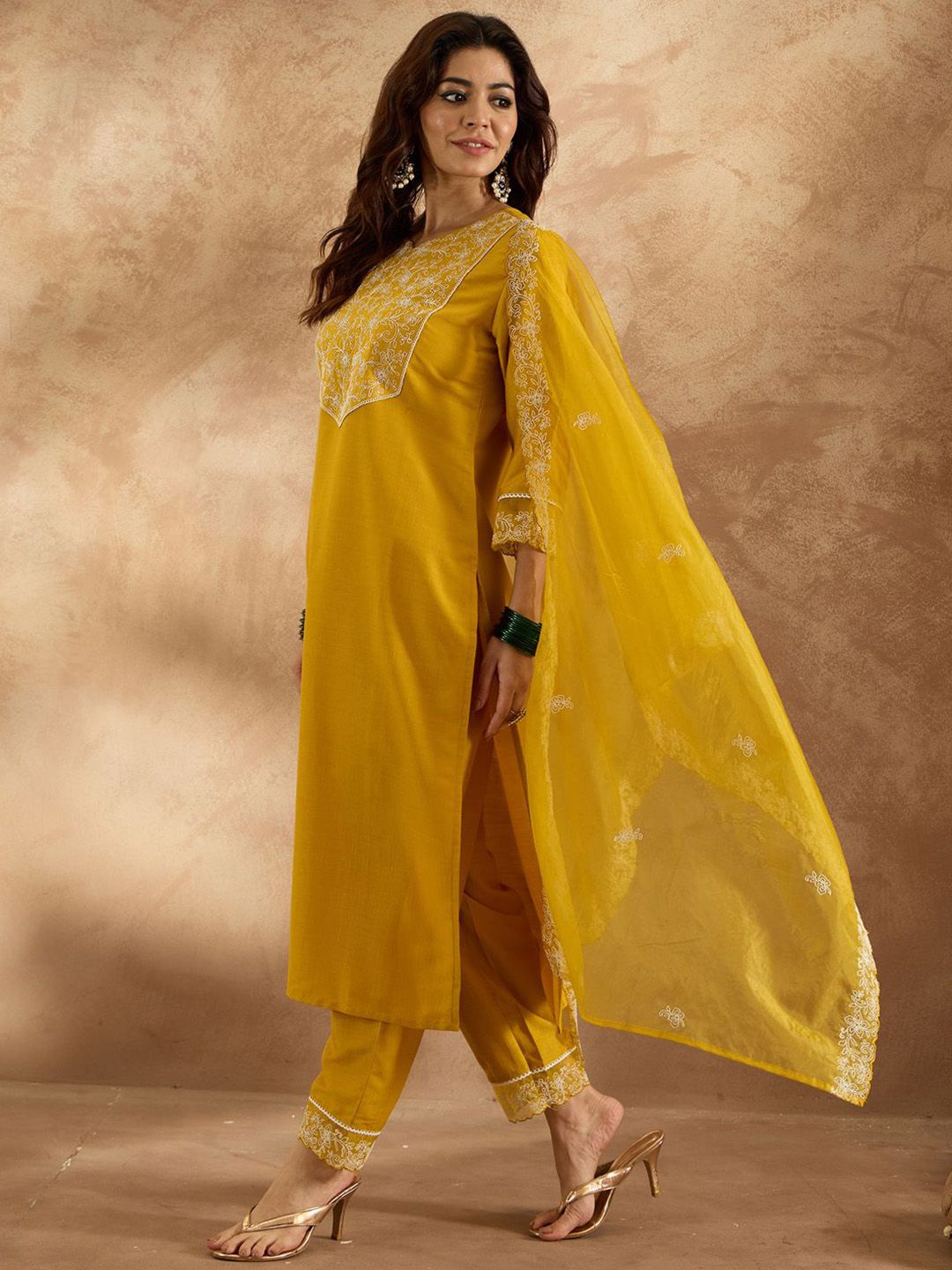 Women Floral Embroidered Regular Thread Work Kurta with Trousers & With Dupatta