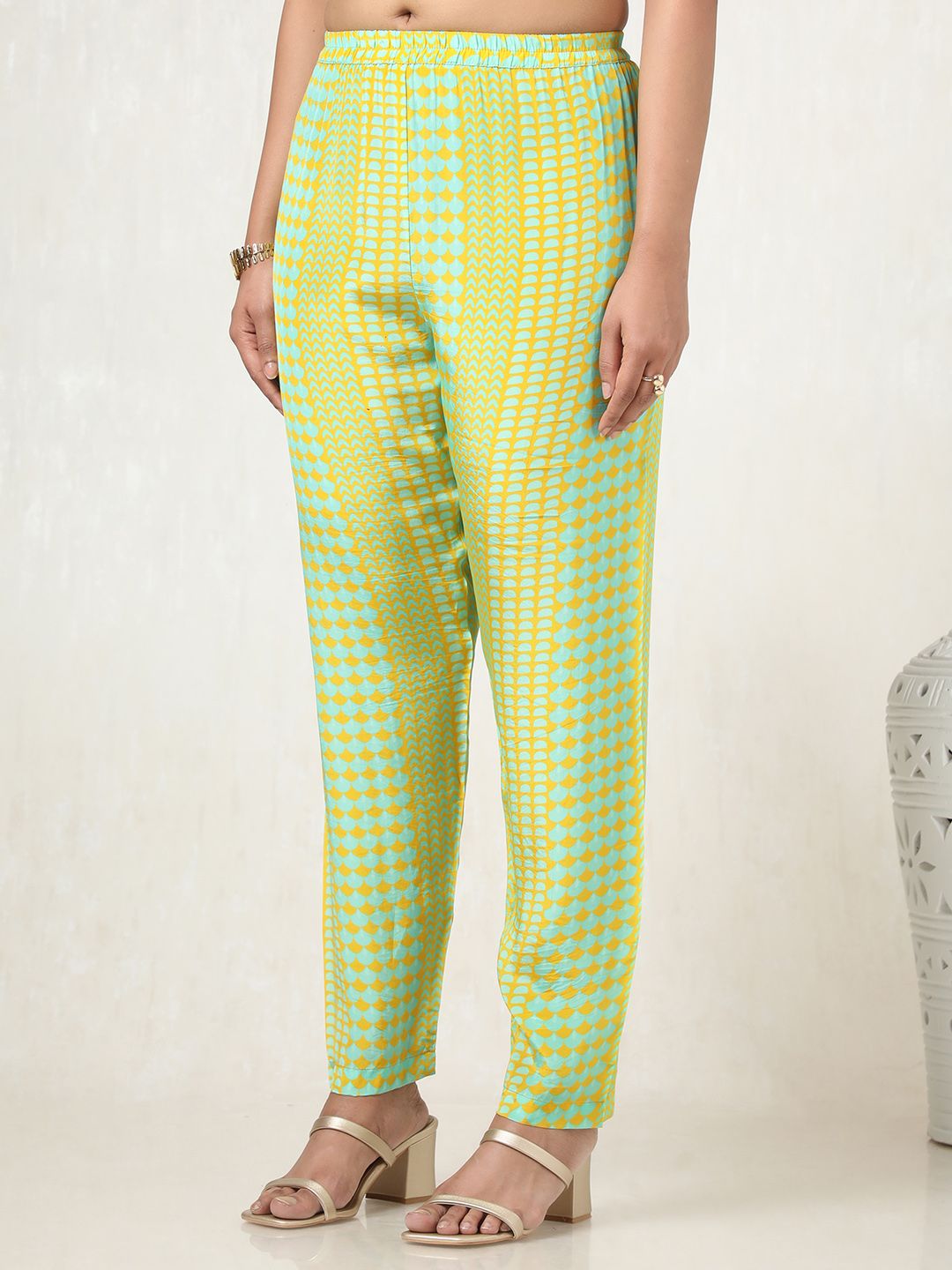 Dhiyona SO Women's Women Printed Regular Thread Work Kurta with Trousers