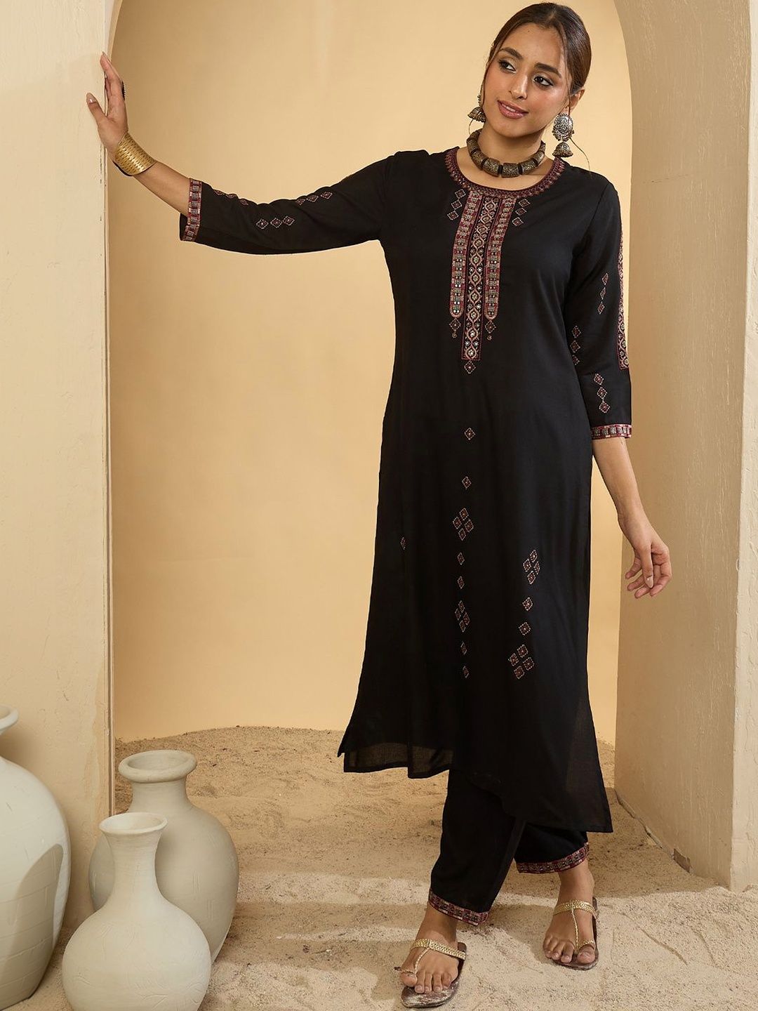 Women Ethnic Motifs Embroidered Regular Thread Work Kurta with Trousers