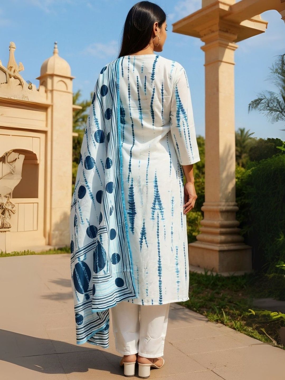 Women Geometric Printed Cotton Kurta with Trousers & Dupatta